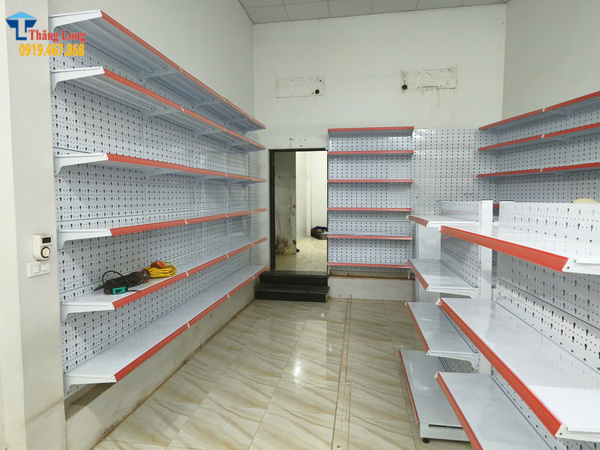 lắp đặt kệ siêu thị lưng lưới kết hợp tôn đục lỗ tại mỹ đức 